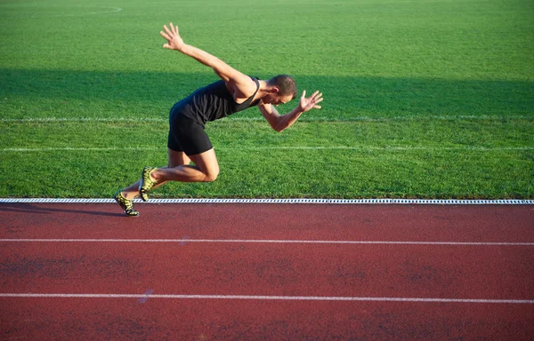 Atletický muž start na trati — Stock fotografie