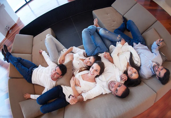 Grupo de amigos se relajan en casa — Foto de Stock