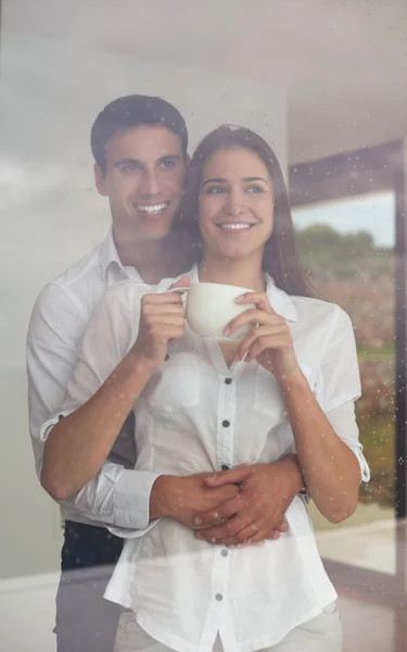 Rilassante giovane coppia bere il primo caffè del mattino — Foto Stock