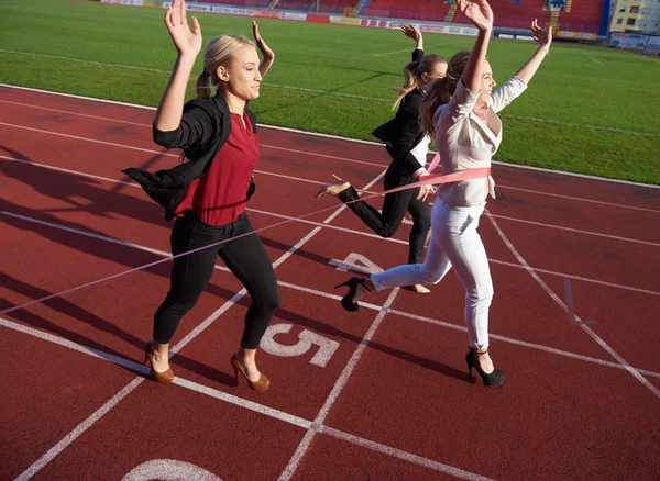 Mulheres de negócios correndo em pista de corrida — Fotografia de Stock