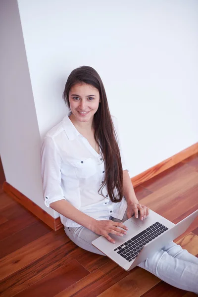 Donna a casa a lavorare sul computer portatile — Foto Stock