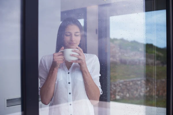 Jonge vrouw drinken eerste's ochtends koffie — Stockfoto