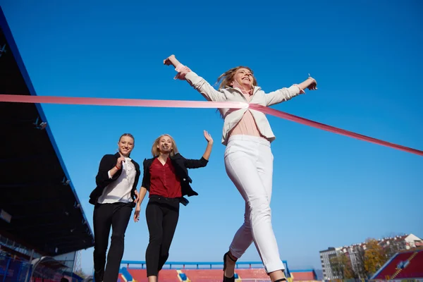 Geschäftsfrauen laufen auf Rennstrecke — Stockfoto