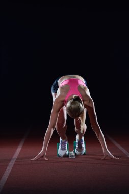 kadın sprinter başlayan blok bırakarak