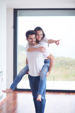 Romantik çift evde eğleniyor.