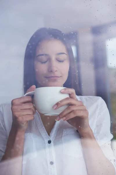 Vacker Ung Kvinna Dricka Första Morgonkaffe Modern Heminredning — Stockfoto