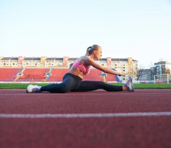 Mujer deportiva en pista de atletismo — Foto de Stock