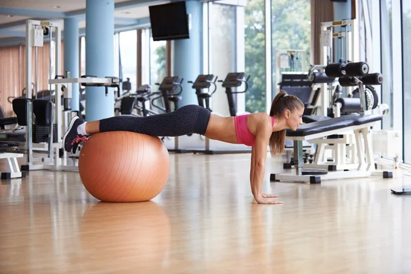 Vrouw oefening pilates in sportschool — Stockfoto