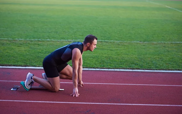 Atletický muž start na trati — Stock fotografie