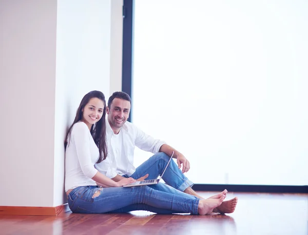 Relaxado jovem casal trabalhando no computador portátil — Fotografia de Stock