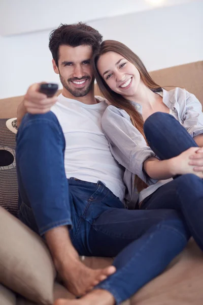 Jovem casal assistindo tv em casa — Fotografia de Stock