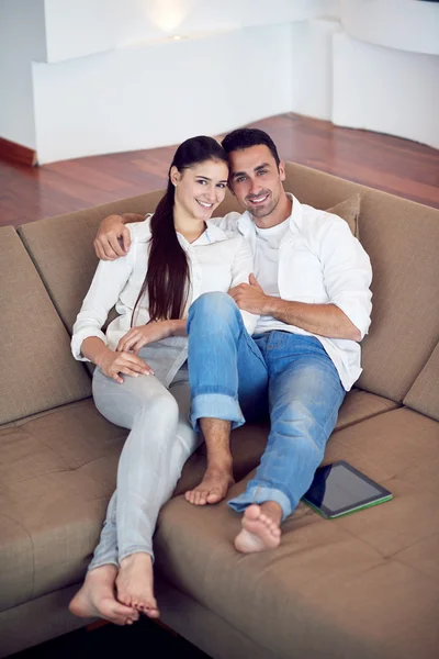 Casal em casa moderna usando computador tablet — Fotografia de Stock