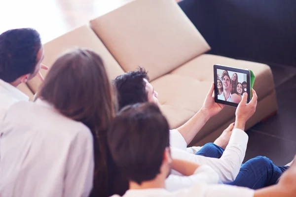 Gruppo di amici che scattano selfie — Foto Stock