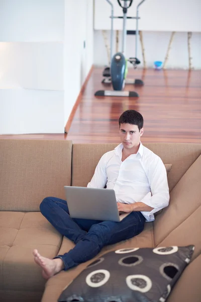 Homem Negócios Bonito Roupas Casuais Trabalhando Computador Portátil Casa — Fotografia de Stock