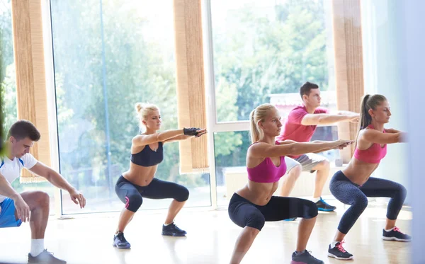 Groupe de personnes faisant de l'exercice au gymnase — Photo