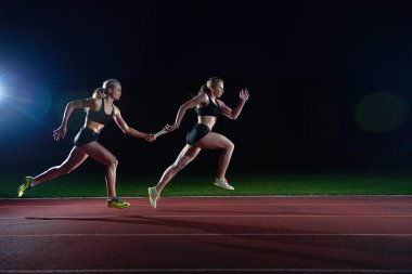 atletik koşucular Baton bayrak yarışı geçen