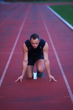 Atletik adam başlangıç yolda
