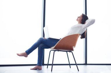 Kadın evde dizüstü bilgisayar üzerinde çalışan