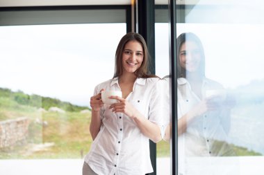 güzel genç kadın ilk sabah kahve, modern ev iç