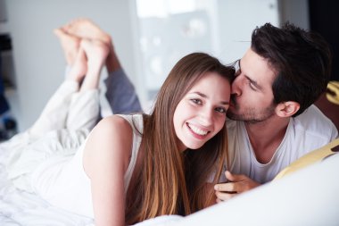 Çift rahatla ve yatakta iyi eğlenceler