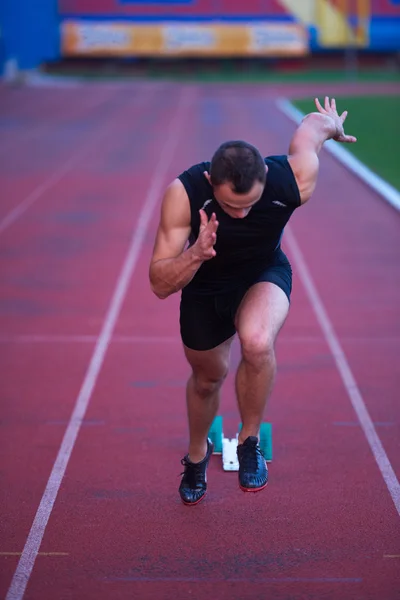 Atletisk mann starter på skinner – stockfoto