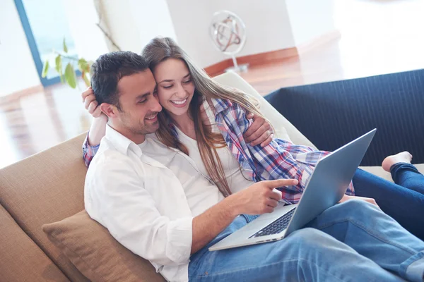 Jeune couple détendu travaillant sur ordinateur portable — Photo