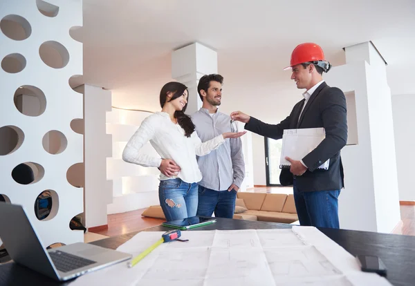 Paar kopen nieuwe huis met onroerende goederenagent — Stockfoto