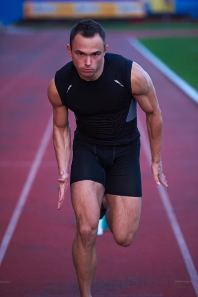 Początek lekkoatletycznego mężczyzna na torze — Zdjęcie stockowe