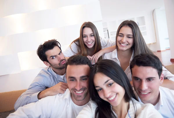 Grupo Amigos Tirando Foto Selfie Com Tablet Casa Moderna Dentro — Fotografia de Stock