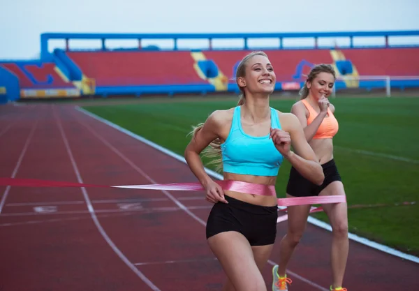 女性跑步者一起完成比赛 — 图库照片