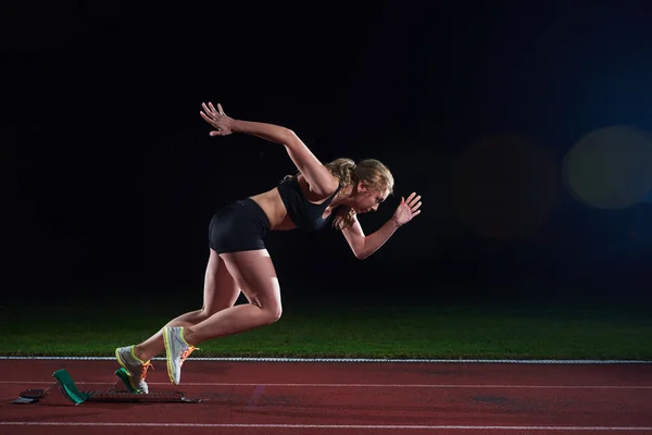 Piksellert utforming av en kvinne som sprinter ut av startblokker – stockfoto