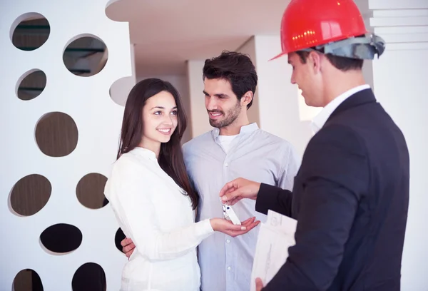 Couple buying new home with real estate agent — Stock Photo, Image