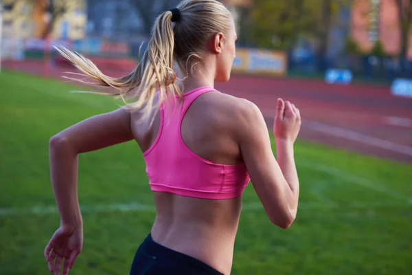 Athlète femme groupe courir sur piste de course d'athlétisme — Photo