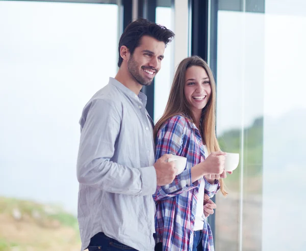 Entspanntes junges Paar trinkt ersten Morgenkaffee — Stockfoto