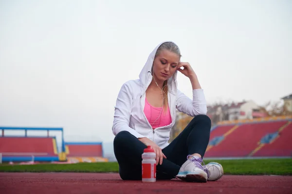 Sportieve vrouw op atletische racecircuit — Stockfoto