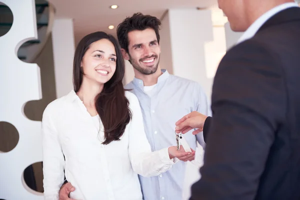 Couple buying new home with real estate agent — Stock Photo, Image