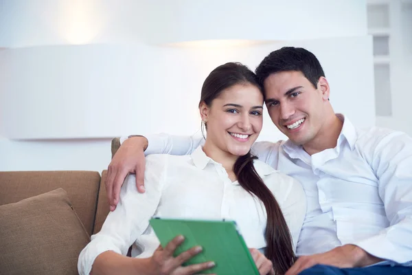 Pareja en el hogar moderno usando tableta ordenador — Foto de Stock