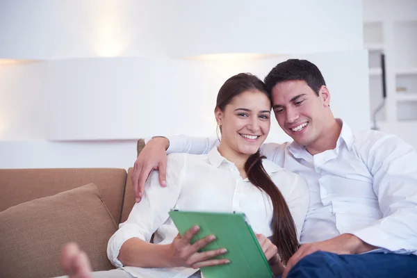 Romântico Relaxado Jovem Casal Casa Moderna Usando Tablet Computador — Fotografia de Stock