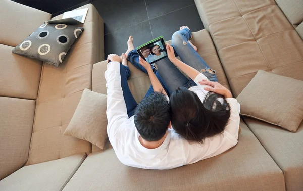 Couple à la maison moderne en utilisant une tablette — Photo