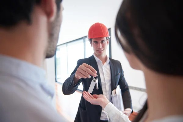 Glückliche Junge Familie Paar Kauft Neues Haus Mit Immobilienmakler Personengruppe — Stockfoto