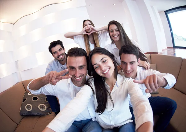 Groupe Amis Prenant Selfie Photo Avec Tablette Maison Moderne Intérieur — Photo