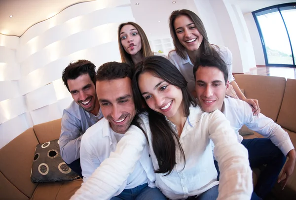 Skupina přátel s selfie — Stock fotografie