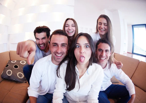 Groupe d'amis prenant selfie — Photo