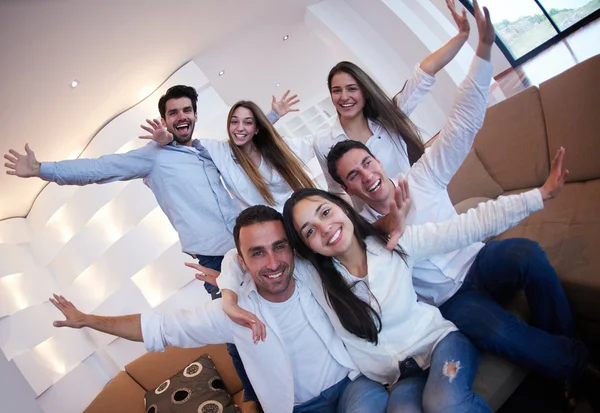 Gruppo di amici che scattano selfie — Foto Stock