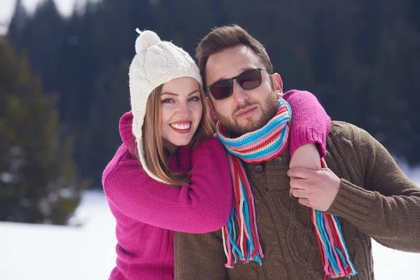 浪漫的冬季场景 快乐的年轻夫妇在寒假的新鲜节目中尽情欢乐 山清水秀 — 图库照片