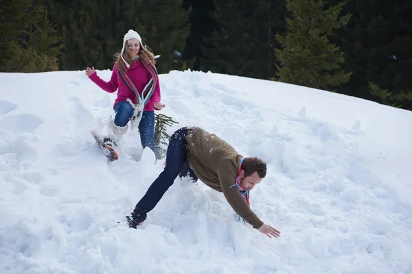 Romántica Escena Invierno Feliz Pareja Joven Divirtiéndose Espectáculo Fresco Vacaciones —  Fotos de Stock