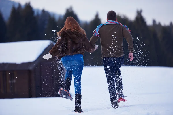 カップル雪靴で歩くと楽しい — ストック写真