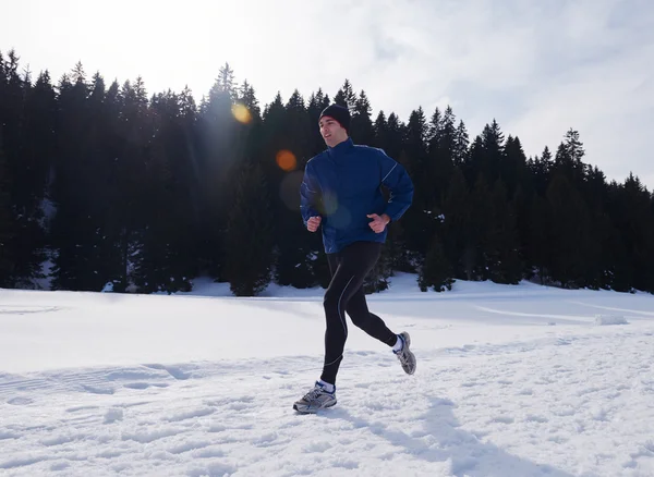 Joggen auf Schnee im Wald — Stockfoto