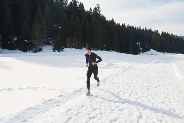 Joggen op sneeuw in bos — Stockfoto