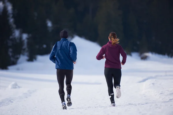 Couple jogging dehors sur la neige — Photo